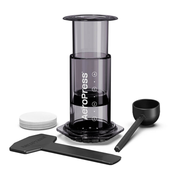 AeroPress Coffee & Espressomaker - Clear Black, ideale per la preparazione di caffè stile espresso e altro, perfetto per i viaggi.


