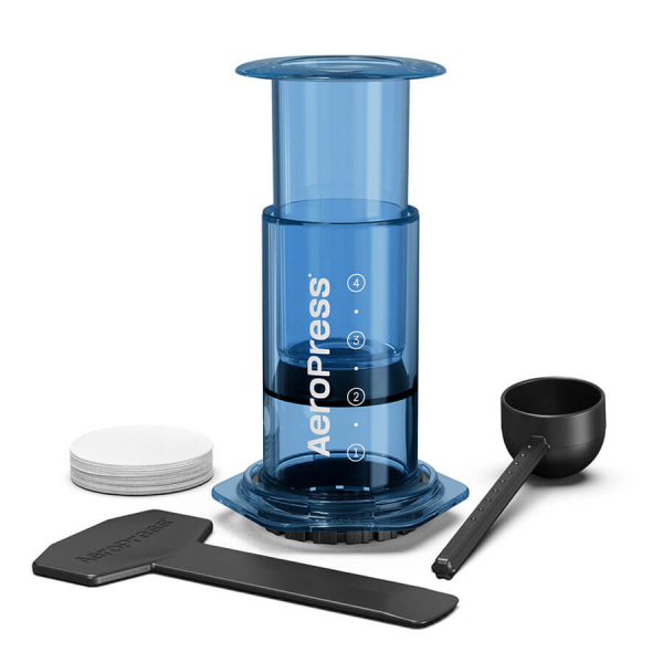 Ensemble complet de l'AeroPress Coffee & Espressomaker en bleu transparent, prêt à préparer du café, sur fond blanc.