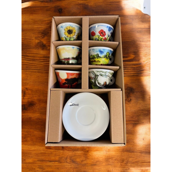 Vue d'ensemble du coffret de 6 tasses à café Aquarelli dans l'emballage. Six tasses colorées avec soucoupes assorties, chacune avec un motif aquarelle unique.



