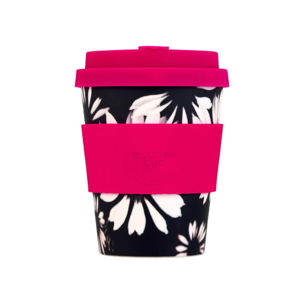 Ecoffee Cup Inflorescence 350ml in rosa con motivo floreale bianco e nero su superficie in cemento scuro accanto a espresso in bicchiere doppia parete con crema e chicchi di caffè sparsi