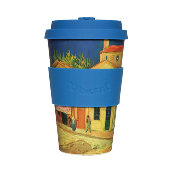 Ecoffee Cup The Yellow House 400ml Van Gogh Museum con motivo La Casa Gialla su tavolo in legno di terrazza caffetteria con scena urbana animata e passanti alla luce del sole