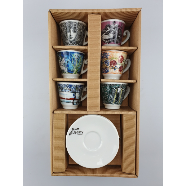 Das vollständige Liberty Espressotassenset, kunstvoll arrangiert in einem Kartonregal, zeigt die Vielfalt und Schönheit der einzelnen Designs.