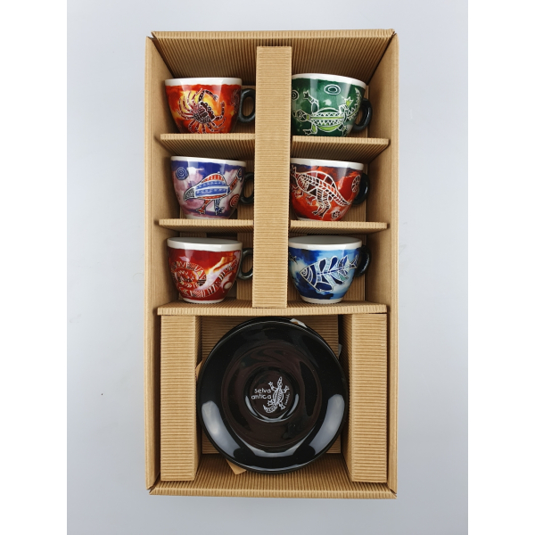Das komplette Selva Antica Espressotassen-Set, präsentiert in einem offenen Regal, zeigt die Vielfalt der einzigartigen Designs und Farben.