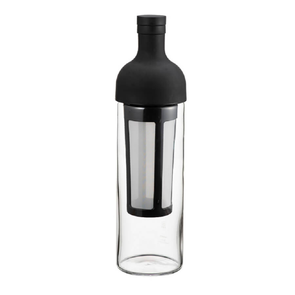 Bouteille Hario Cold Brew Coffee Filter, 650 ml, avec un couvercle en silicone noir et un filtre intégré.


