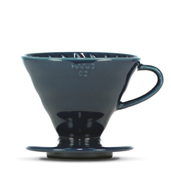 Porte-filtre à café Hario V60 en céramique en bleu indigo, taille 02 (1-4 tasses).