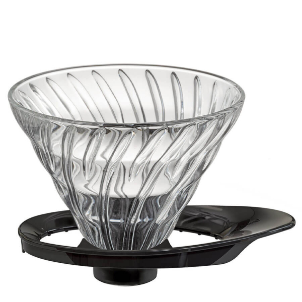 Porte-filtre à café Hario V60 en verre, taille 02 pour 1-4 tasses, sur un sous-verre noir, montrant la structure en spirale unique, idéal pour la préparation du café filtre.

