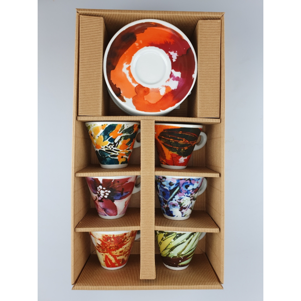 Das gesamte Flora Kaffeetassenset, kunstvoll arrangiert in einem Kartonregal, zeigt die Vielfalt und Lebendigkeit der einzelnen Designs.
