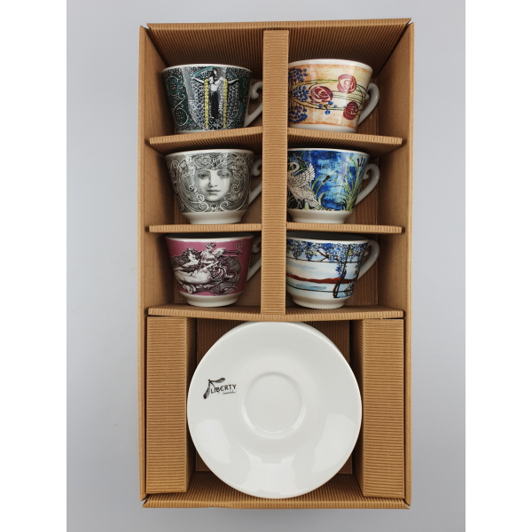 Das vollständige Liberty Kaffeetassenset, kunstvoll arrangiert in einem Kartonregal, zeigt die Vielfalt und Schönheit der einzelnen Designs.