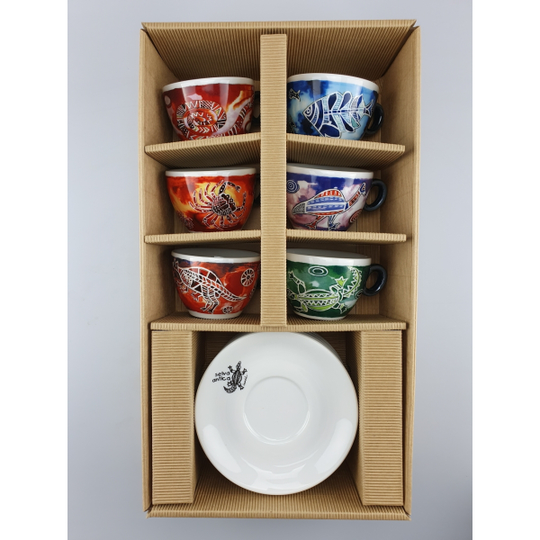 Das komplette Selva Antica Kaffeetassen-Set, präsentiert in einem offenen Regal, zeigt die Vielfalt der einzigartigen Designs und Farben.