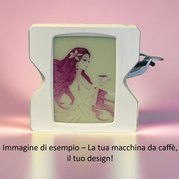 Macchina da caffè personalizzabile con pannelli laterali progettati su misura, protetti da un vetro acrilico trasparente.