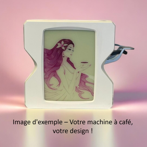 Machine à café personnalisable avec des panneaux latéraux conçus sur mesure, protégés derrière un verre acrylique transparent.