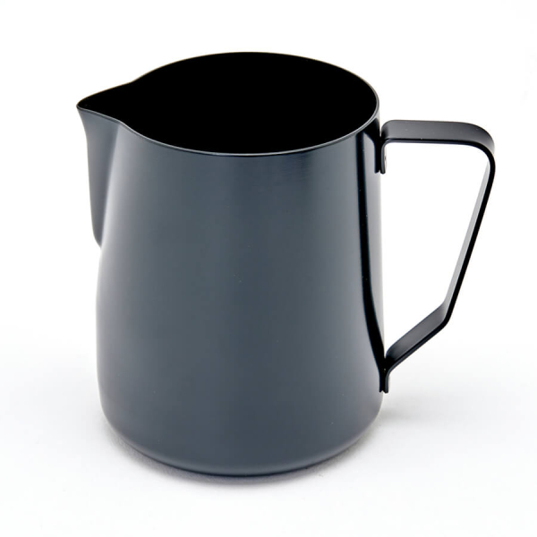 Rhino Stealth Milk Pitcher en noir, 950ml, vue latérale avec poignée ergonomique


