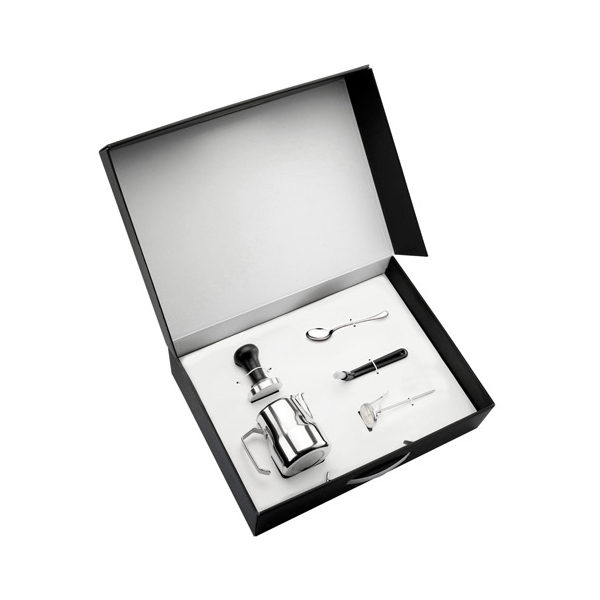 Motta Barista Kit Napoli – geöffnete Geschenkbox mit Milchkännchen, Tamper, Thermometer, Cupping-Löffel und Brühgruppenbürste
