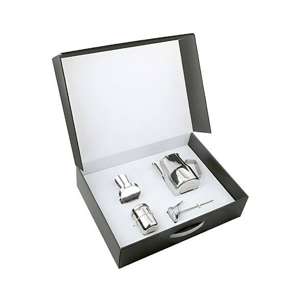 Kit Barista Motta Torino – coffret cadeau ouvert avec pichet à lait, tamper, thermomètre et saupoudreuse à cacao en acier inoxydable