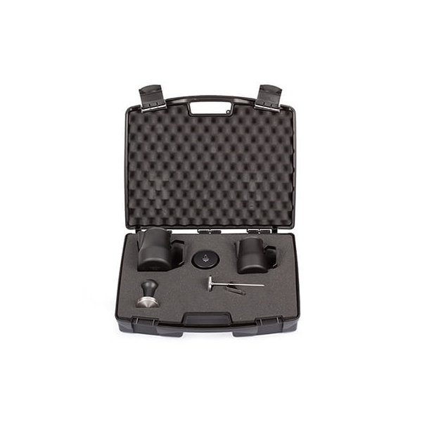 Motta Barista Kit Trieste – geöffneter Transportkoffer mit Schaumstoffeinlage, Tamper, Leveler, zwei Milchkännchen und Thermometer
