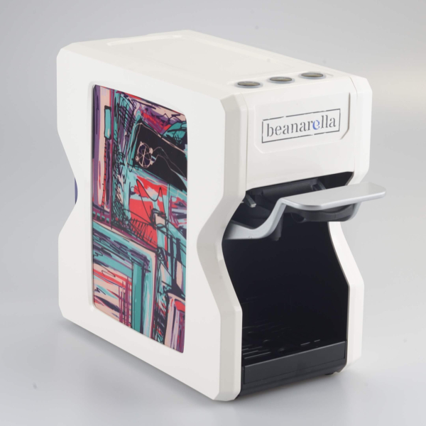 Weisse Nori Kaffeemaschine von beanarella mit abstraktem Muster in Türkisblau, Rot und Schwarz – modern und kunstvoll