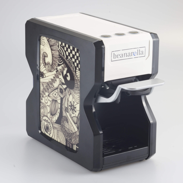 Weisse beanarella Nori Kaffeemaschine mit einem komplexen monochromen Muster – kunstvoll und elegant 
