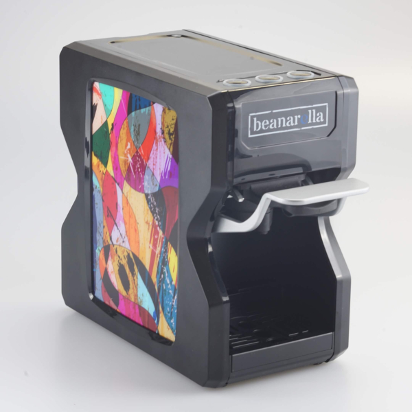 Schwarze beanarella Nori Kaffeemaschine mit einem vielfarbigen abstrakten Design – ein künstlerischer Ausdruck für zu Hause