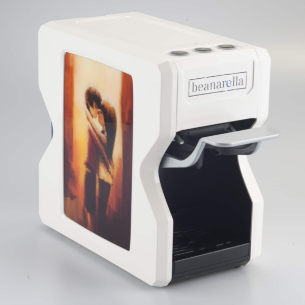 Weisse beanarella Nori Kaffeemaschine mit einem warmen sepia-tonigen Romantik-Design – ideal für Liebhaber des Besonderen