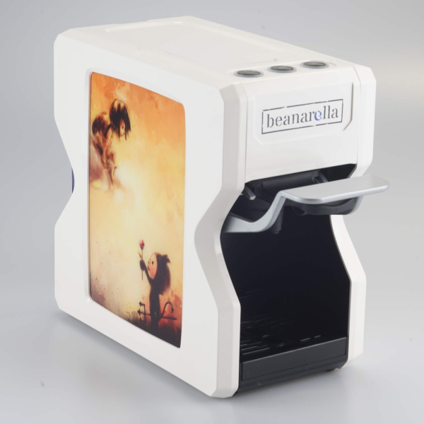 Weisse beanarella Nori Kaffeemaschine, veredelt mit einem sepia-tonigen, märchenhaften Design – eine Ode an die Fantasie 
