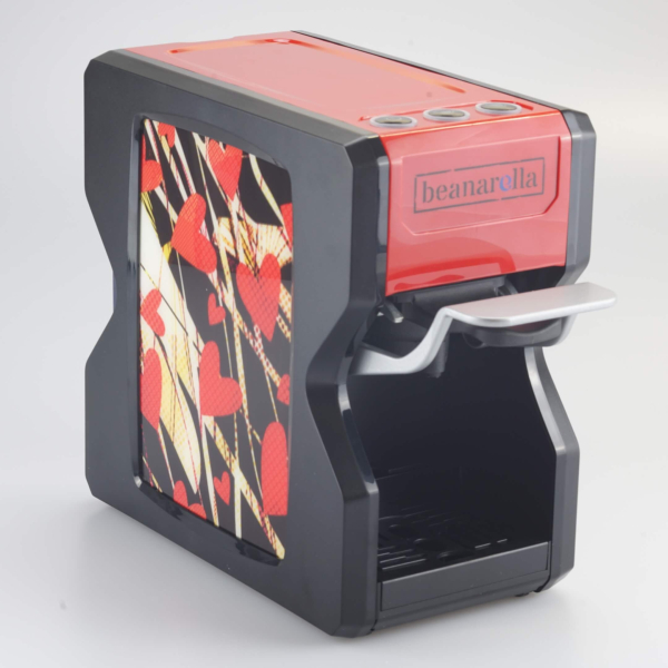 Rote beanarella Nori Kaffeemaschine mit einem liebevollen Herzmuster – eine Hommage an die Liebe für Kaffeeliebhaber