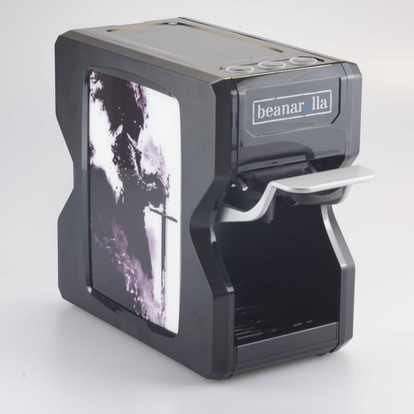 Schwarze Nori Kaffeemaschine von beanarella mit düsterem Ritter-Motiv – einzigartiges mittelalterliches Design