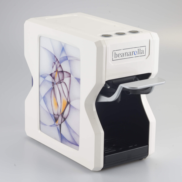 Weisse Nori Kaffeemaschine von beanarella mit abstraktem Motiv, das eine Figur oder einen Tanz darstellen könnte – künstlerisch und stilvoll