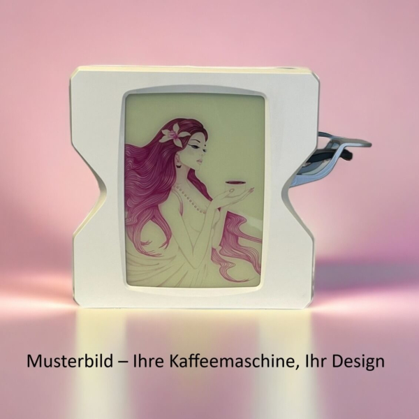 Personalisierbare Kaffeemaschine mit individuell gestaltbaren Seitenwänden, geschützt hinter transparentem Acrylglas.