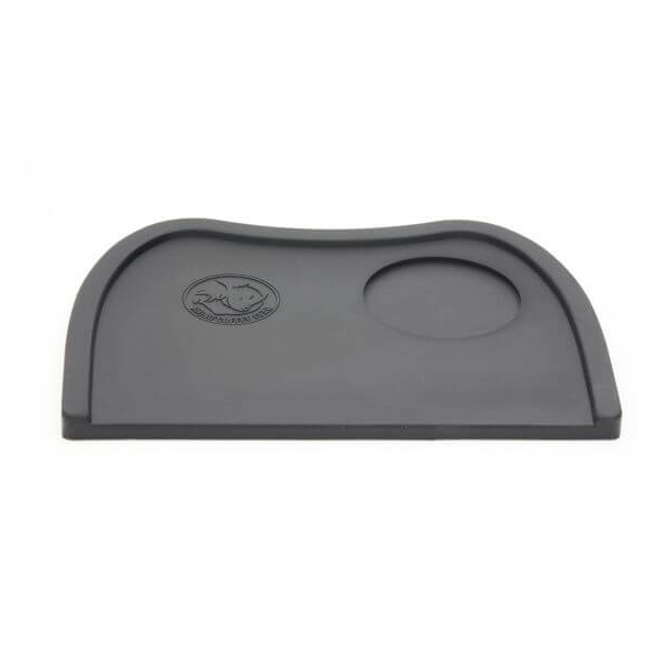 Rhino Bench Tamping Mat en silicone noir, vue de dessus avec une forme ergonomique.