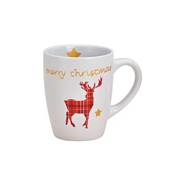 Tasse en céramique hivernale – Cerf & Étoiles 350ml. Tasse en céramique blanche avec un motif de cerf à carreaux rouges et l'inscription "Merry Christmas", ornée d'étoiles dorées. Idéale pour la saison festive de Noël.


