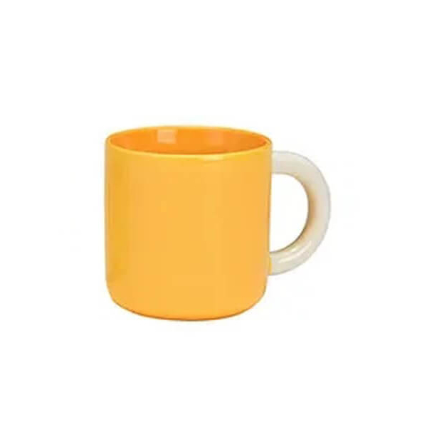 Tasse en porcelaine orange de 340ml, idéale pour le café et le thé.








