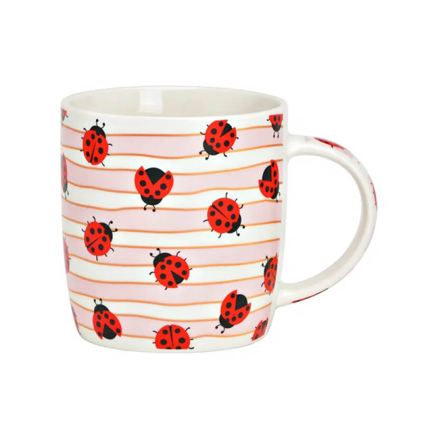 Tasse – Porte-bonheur Coccinelle 350ml. Tasse en porcelaine blanche avec un motif ludique de coccinelles rouges sur des rayures délicates. Parfaite pour une ambiance joyeuse et colorée.
