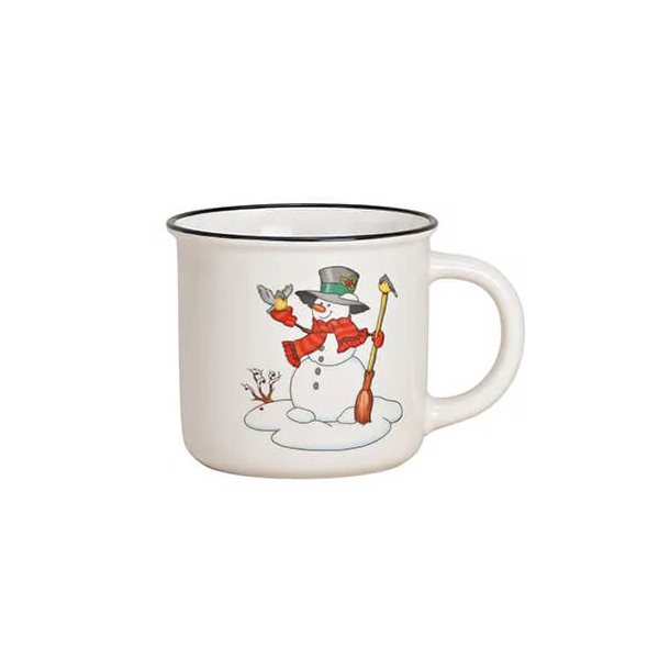 Tasse Festive – Bonhomme de Neige & Écharpe Rouge 355ml. Tasse en porcelaine blanche avec un joyeux bonhomme de neige portant une écharpe rouge, tenant un balai et accompagné d'un petit oiseau. Idéale pour l'hiver et la période de Noël.
