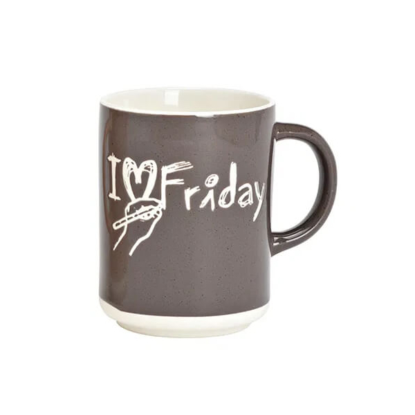 Tasse - I love Friday - en porcelaine avec une capacité de 360 ml, design foncé avec inscription blanche "I ♥ Friday" et motif de main dessinée.


