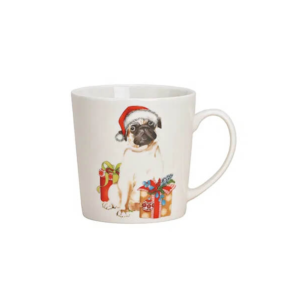 Grande Tasse de Noël – Carlin & Magie des Cadeaux 480ml. Grande tasse en porcelaine avec un adorable motif de carlin portant un bonnet de Noël et assis à côté de cadeaux colorés. Idéale pour la saison des fêtes.
