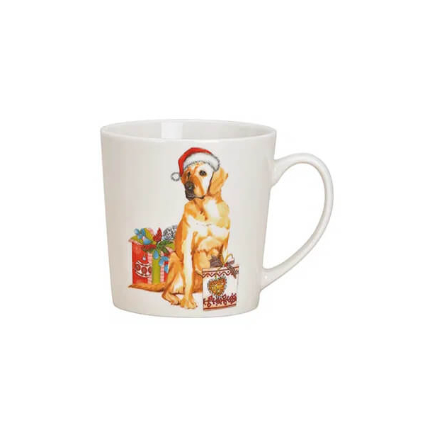 Grande Tasse de Noël – Chien Festif 480ml. Grande tasse en porcelaine avec un adorable motif de chien portant un bonnet de Noël et assis à côté de cadeaux colorés. Idéale pour la saison des fêtes.
