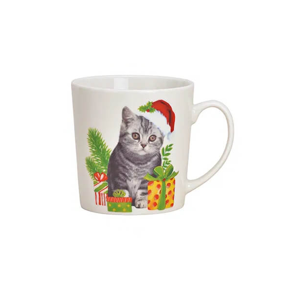 Tasse en porcelaine – Chat d’hiver & Magie des Cadeaux 480ml. Grande tasse en porcelaine blanche avec un adorable motif de chat avec un bonnet de Noël, entouré de cadeaux colorés et de branches de sapin. Idéale pour la saison des fêtes.


