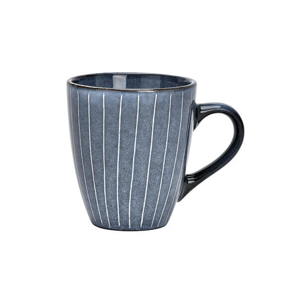 Tasse élégante en grès bleu avec des rayures fines, 380ml – idéale pour un usage quotidien ou comme cadeau de bon goût.

