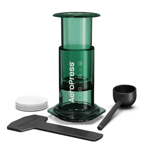 AeroPress Coffee Maker - Clear Green, presentato con tutti gli accessori inclusi come cucchiaio e filtri di carta.