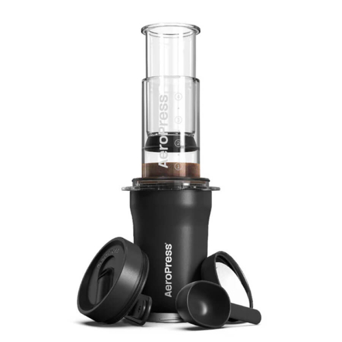 AeroPress Go Plus Travel System nero, con tazza e accessori, presentato.