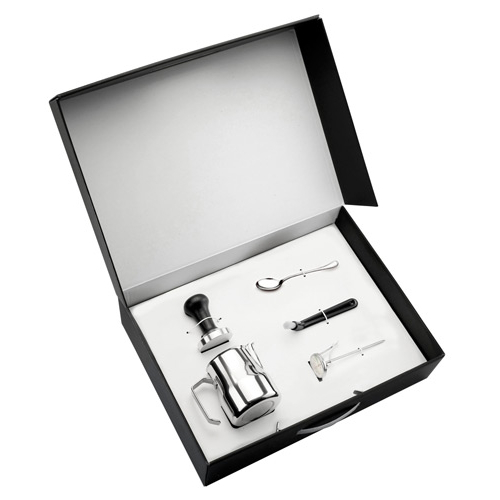 Kit Barista Motta Napoli – coffret cadeau ouvert avec pichet à lait, tamper, thermomètre, cuillère de dégustation et brosse de groupe