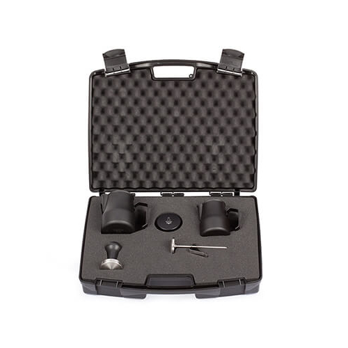 Kit Barista Motta Trieste – mallette de transport ouverte avec mousse de protection, tamper, niveleur, deux pichets à lait et thermomètre
