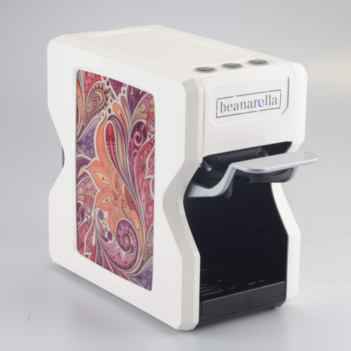 Weisse beanarella Nori Kaffeemaschine mit einem detailreichen Paisleymuster auf dem Seitenteil – elegant und modern