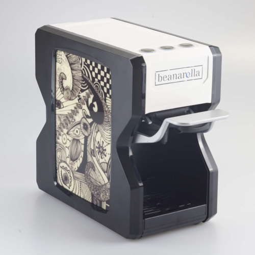 Weisse beanarella Nori Kaffeemaschine mit einem komplexen monochromen Muster – kunstvoll und elegant