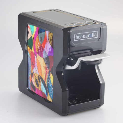 Schwarze beanarella Nori Kaffeemaschine mit einem vielfarbigen abstrakten Design – ein künstlerischer Ausdruck für zu Hause