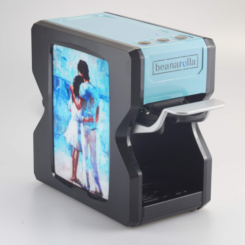 Blaue Nori Kaffeemaschine von beanarella mit sanftem Paarmotiv – romantisches und künstlerisches Design