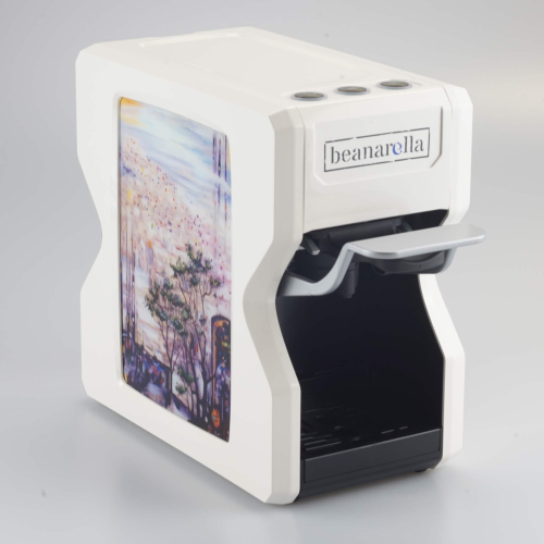 Weisse Nori Kaffeemaschine von beanarella mit malerischem Bild einer mediterranen Stadt und Baum – kulturell und stilvoll