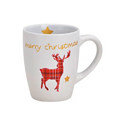 Tazza in ceramica invernale – Cervo & Stelle 350ml. Tazza in ceramica bianca con un motivo di cervo a quadri rossi e la scritta "Merry Christmas", decorata con stelle dorate. Perfetta per la stagione natalizia.