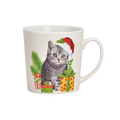 Tazza in porcellana – Gatto invernale & Magia dei regali 480ml. Grande tazza in porcellana bianca con un dolce motivo di gatto con cappello di Babbo Natale, circondato da regali colorati e rami di pino. Perfetta per la stagione natalizia.