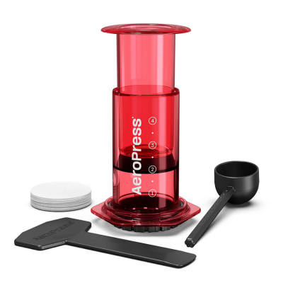 AeroPress Coffee Maker - Clear Red, avec accessoires et filtres en papier.